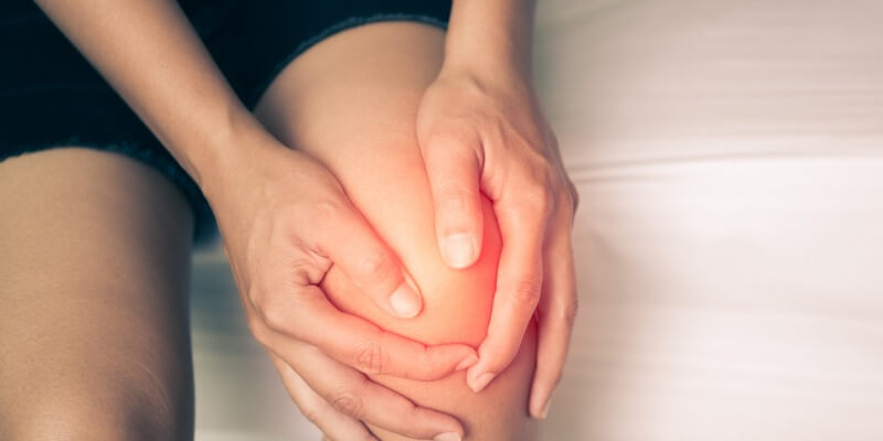 Artrita este frecvent însoțită de dureri articulare.